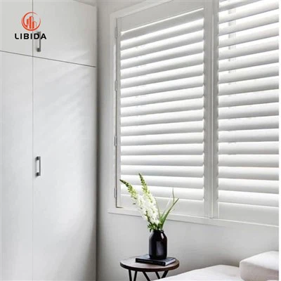 Ffenestri alwminiwm louvers alwminiwm wedi'u haddasu ar boolhouse caeadau alwminiwm sefydlog giât ddiddos